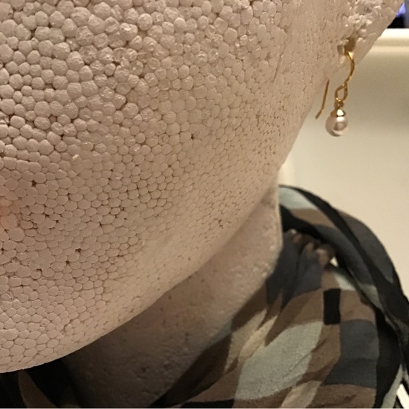 Dangle Pearl Earrings 🌸[2/$30.00]🌸 - Picture 5 of 7